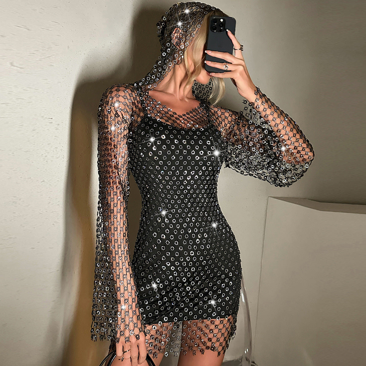 Damen-Fischnetz-Strass-Höhlenkleid mit V-Ausschnitt und Kapuze und langen Ärmeln