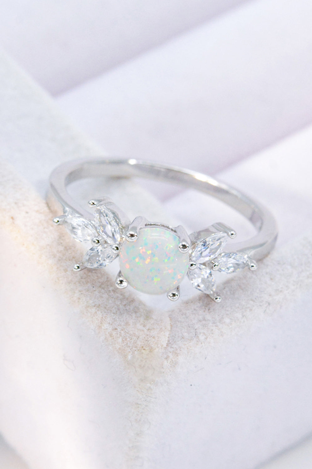 Ring aus 925er Sterlingsilber mit Opal und Zirkon