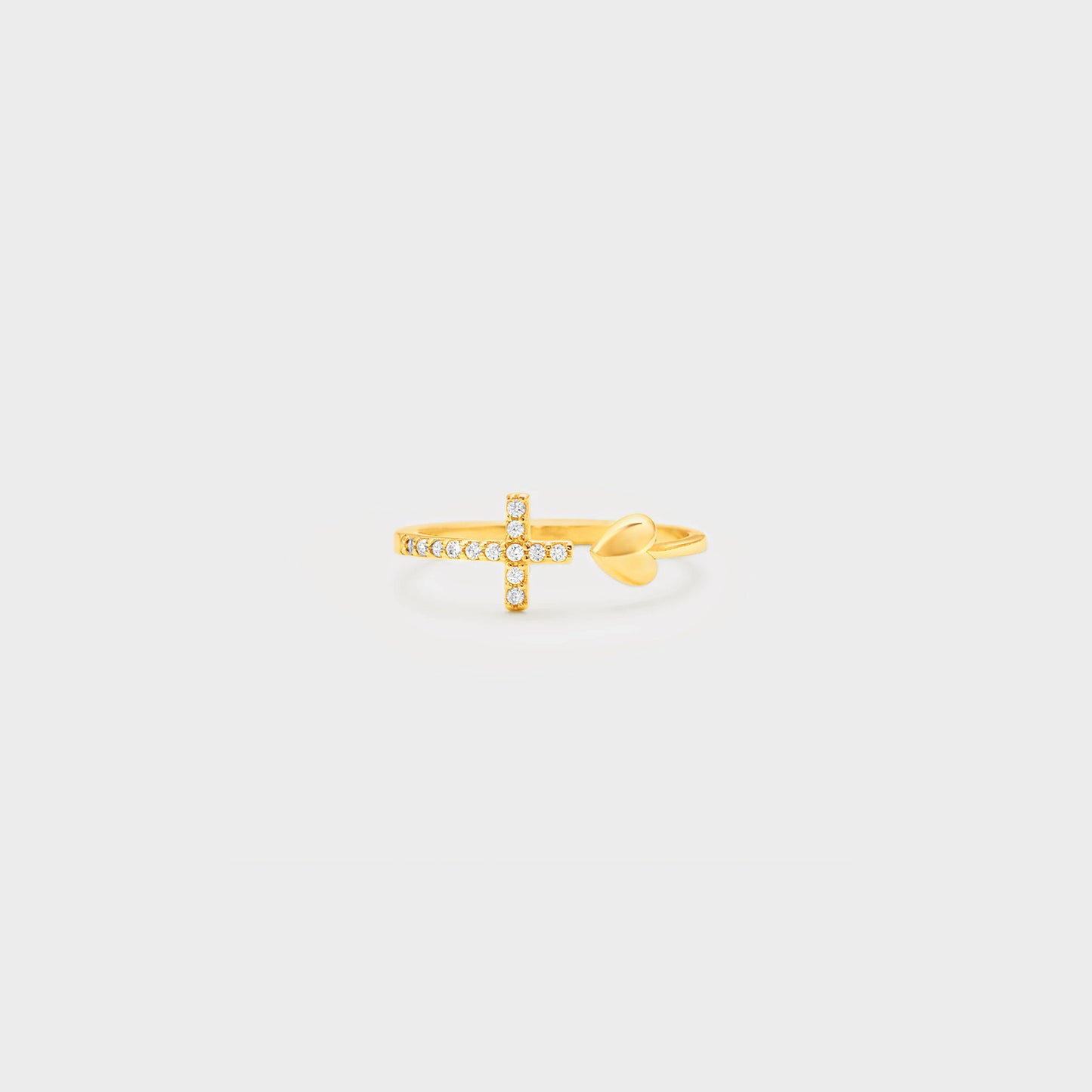 Herzförmiger offener Ring mit eingelegtem Zirkon und Kreuz