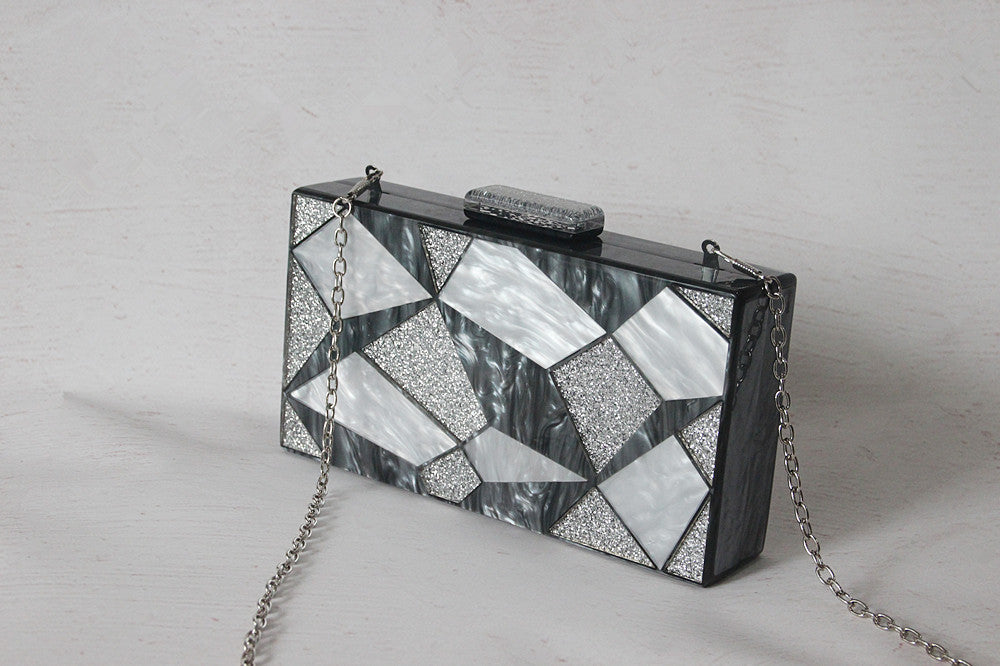 Modische Clutch aus Acryl in Schwarz und Weiß mit Kontrast