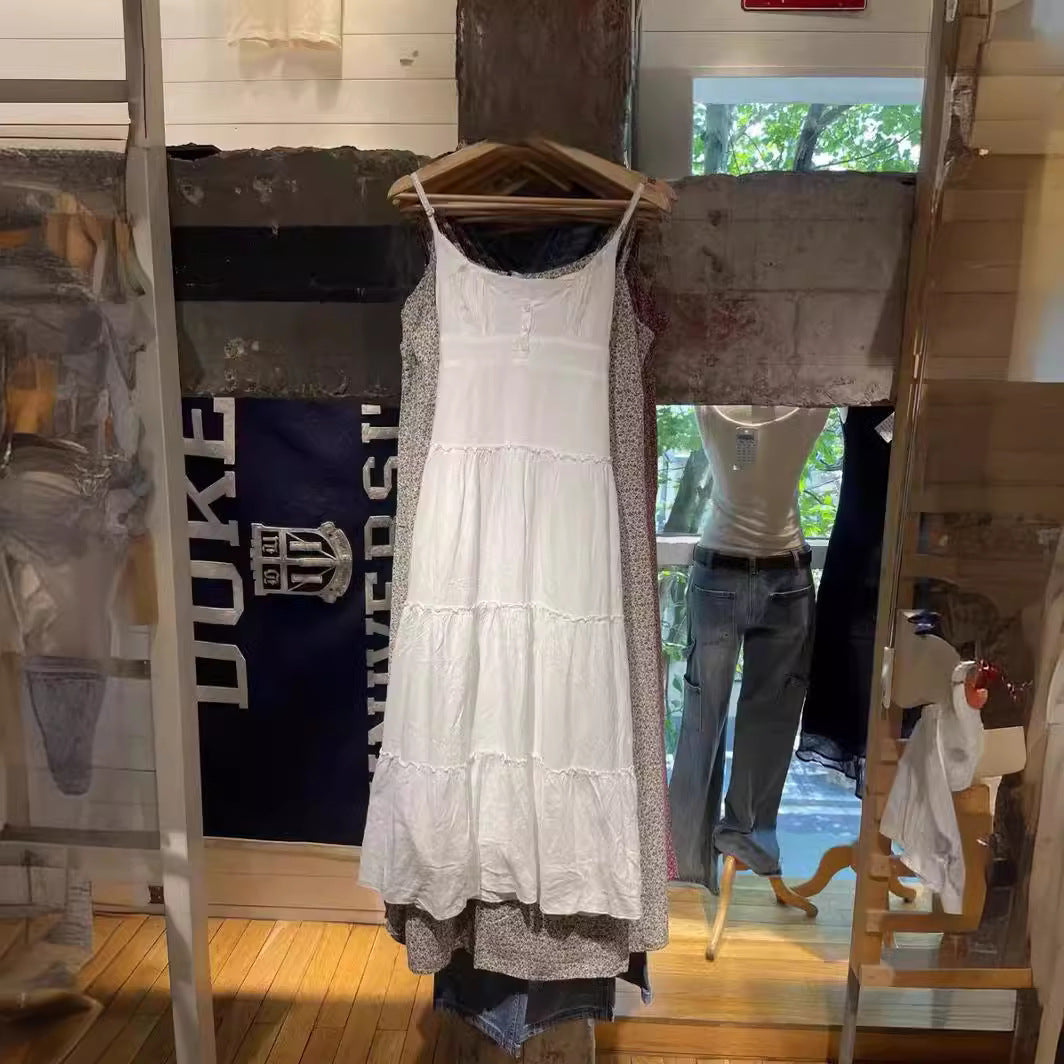 Weißes, schmales, taillenenges Kleid mit V-Ausschnitt und Spaghettiträgern