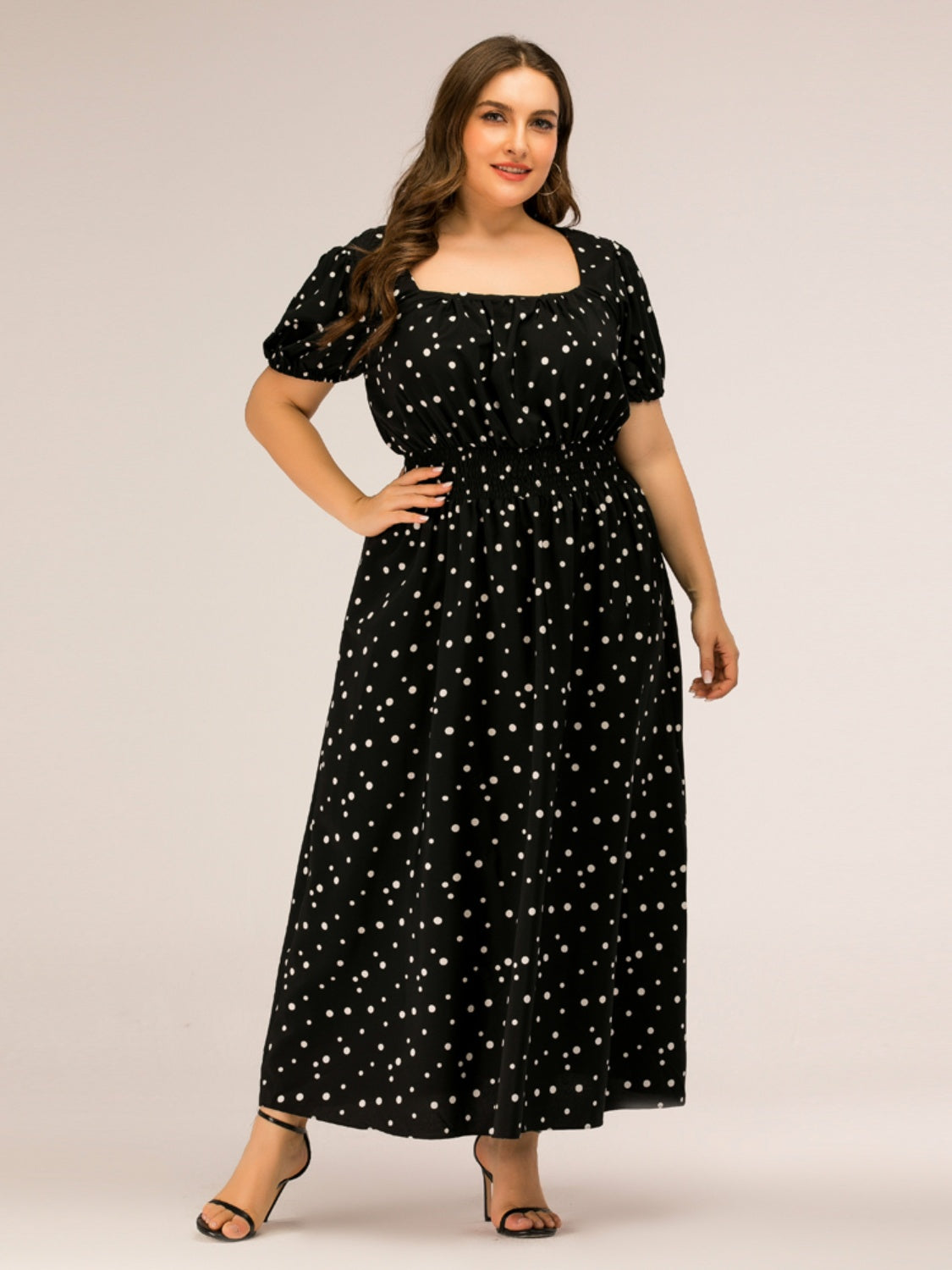 Plus-Size-Kleid mit gepunktetem eckigem Ausschnitt