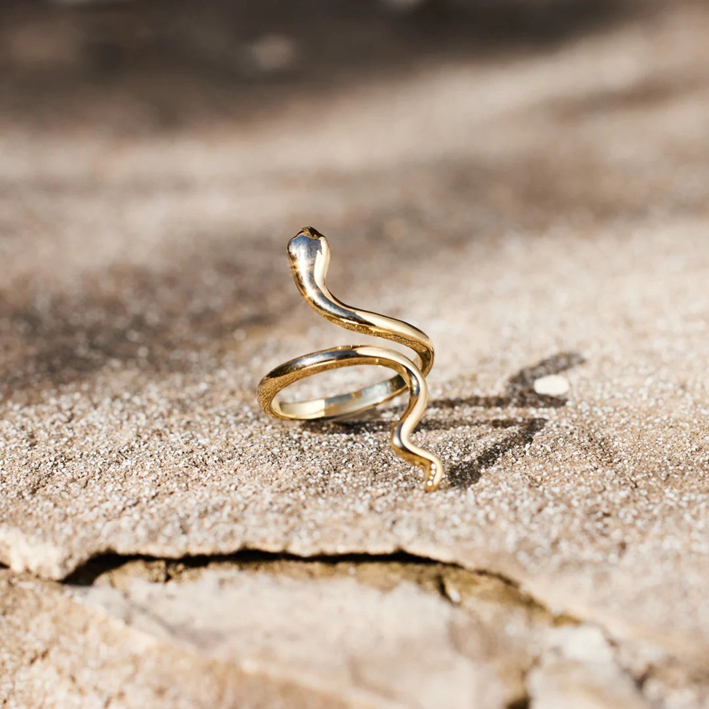 Schlangenförmiger, 18 Karat vergoldeter Bypass-Ring