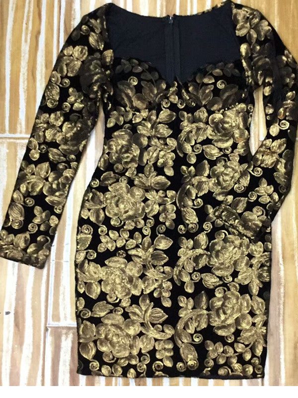 Kurzes Kleid mit langen Ärmeln und goldenen Pailletten