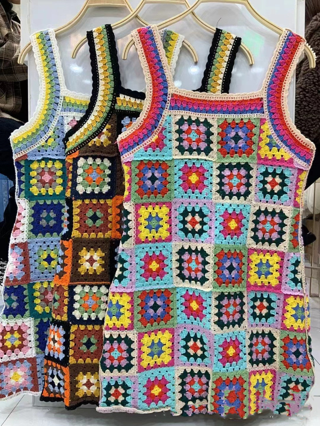 Vestido con tirantes y recortes de crochet de industria pesada de color en contraste de estilo étnico