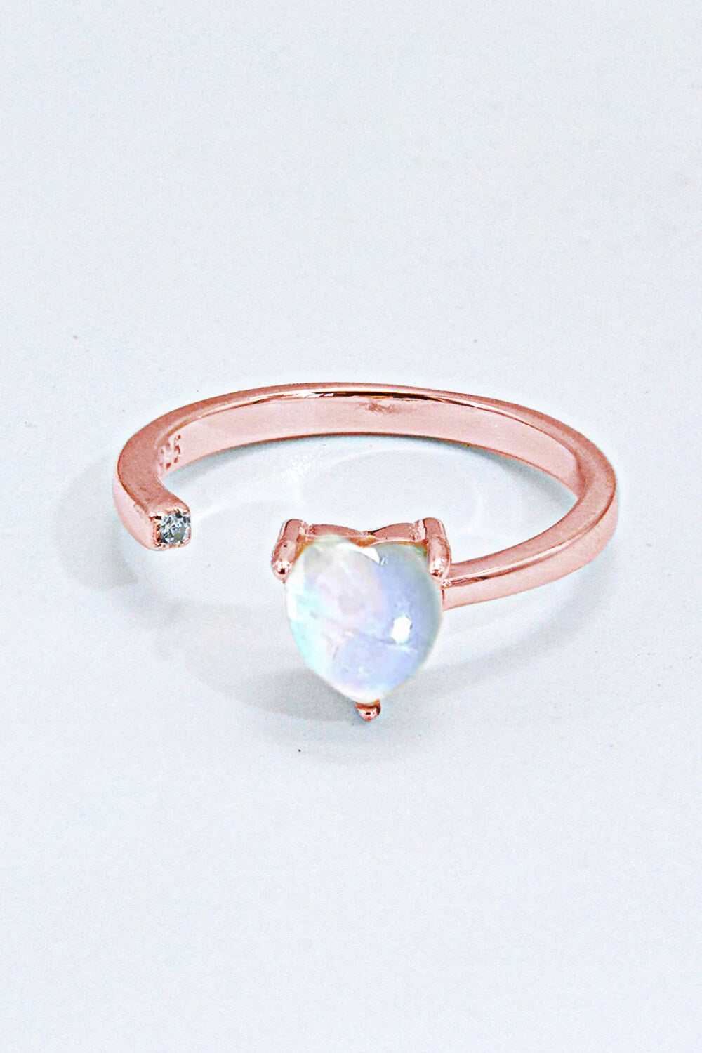 Anillo abierto ajustable con corazón de piedra lunar con incrustaciones