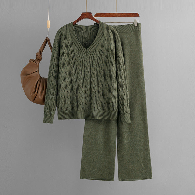 Modischer Damenanzug mit weitem Bein und Pullover