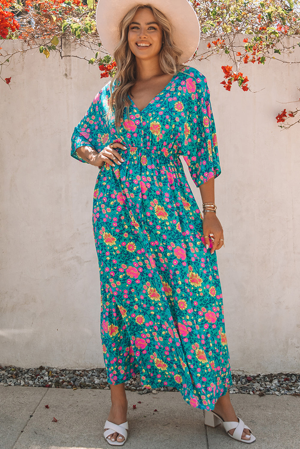 Grünes Boho-Maxikleid mit tiefem V-Ausschnitt und Blumenmuster