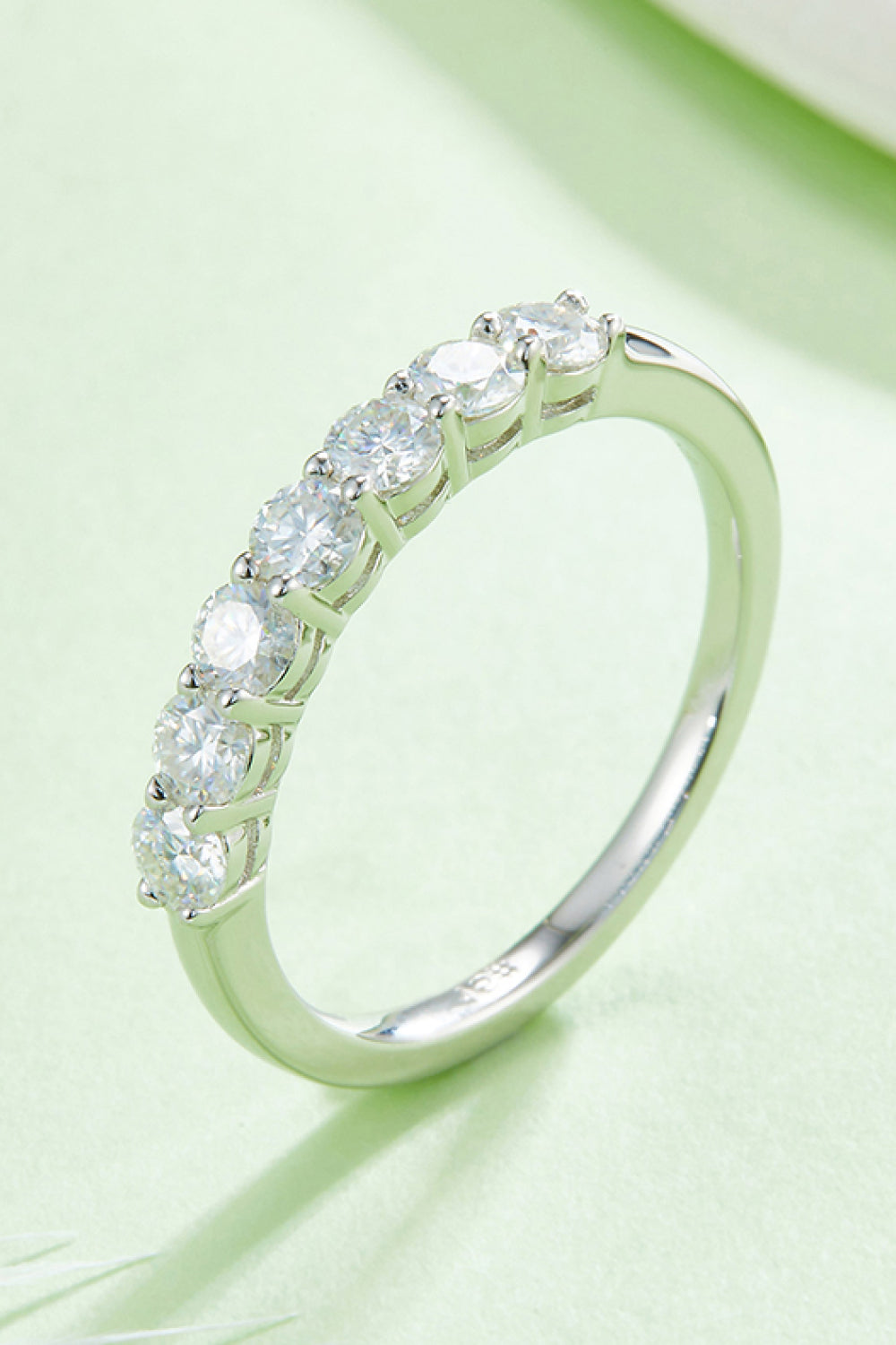 Platinierter Halb-Eternity-Ring mit Moissanit