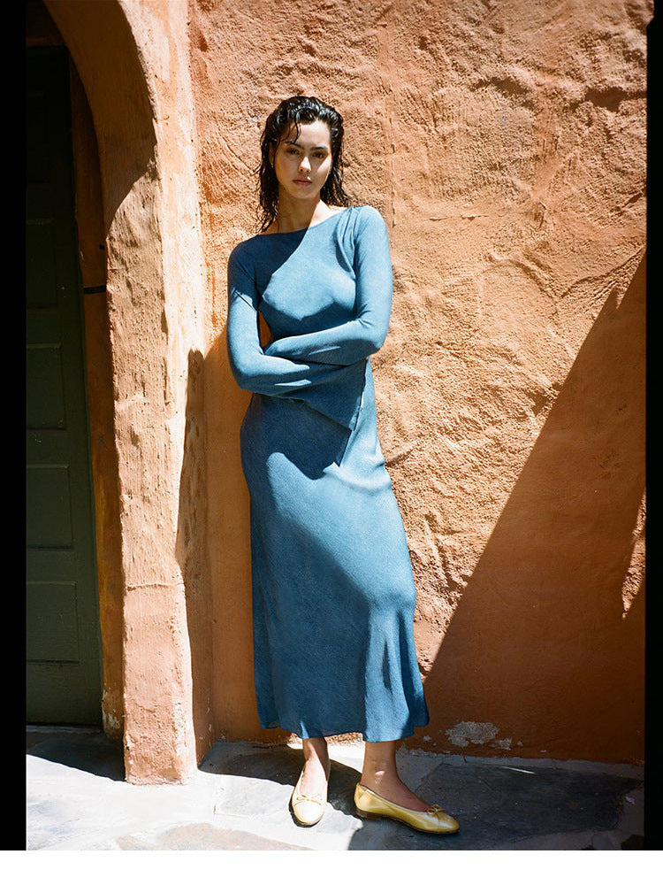 Blaues langärmliges Seidenkleid mit Sonnenschutz im Urlaubsstil