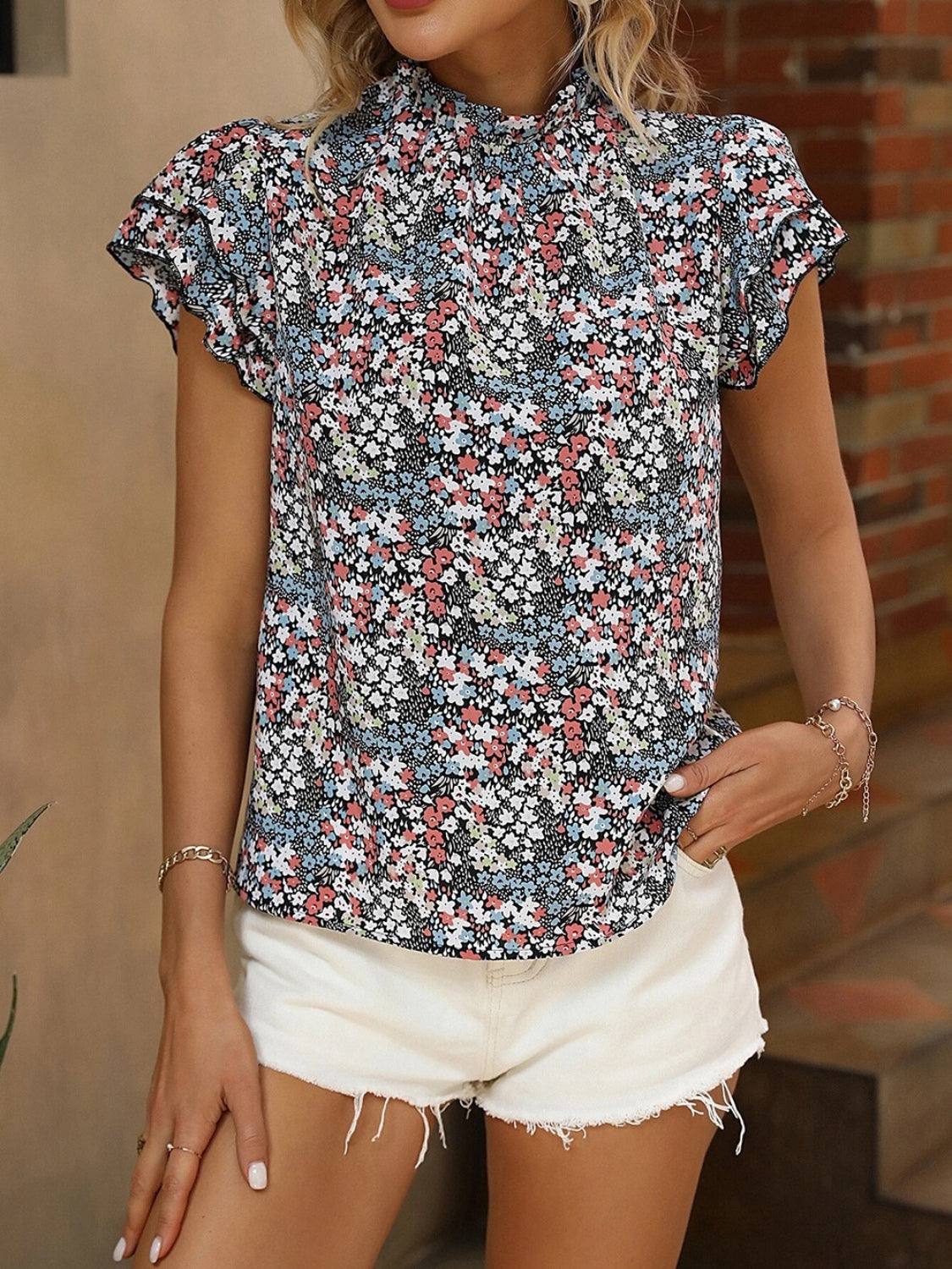 Blusa floral con cuello simulado y manga japonesa