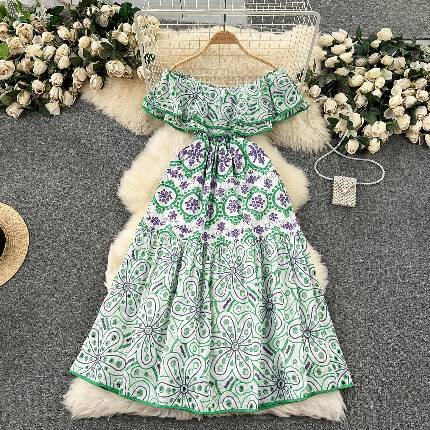 Böhmisches Retro-Kleid mit Rüschen und Maschinenstickerei