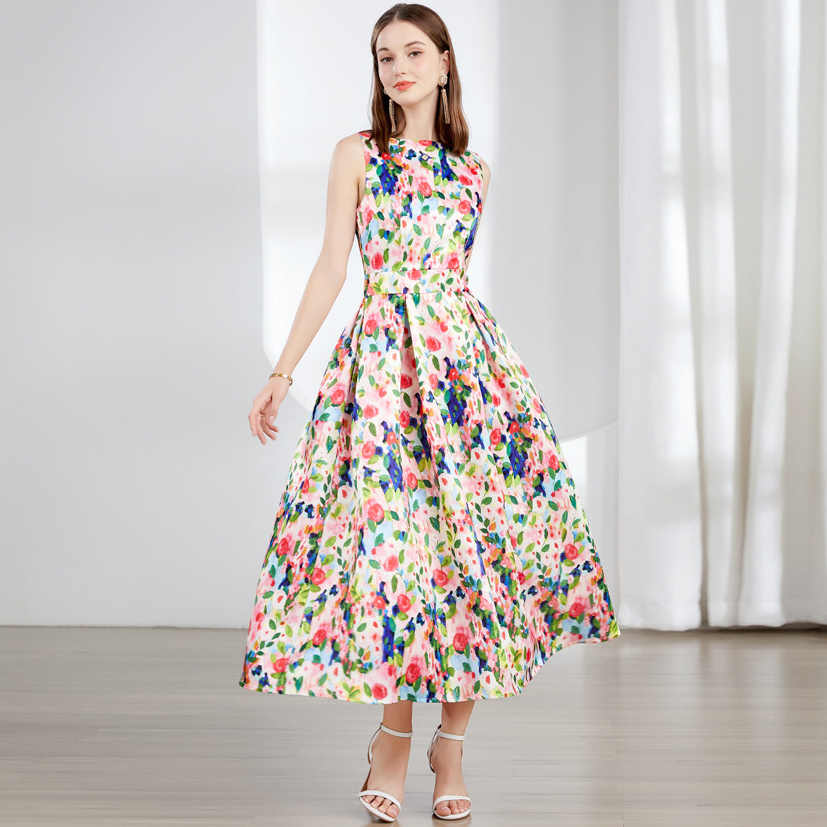 Ärmelloses Sommerkleid mit hoher Taille