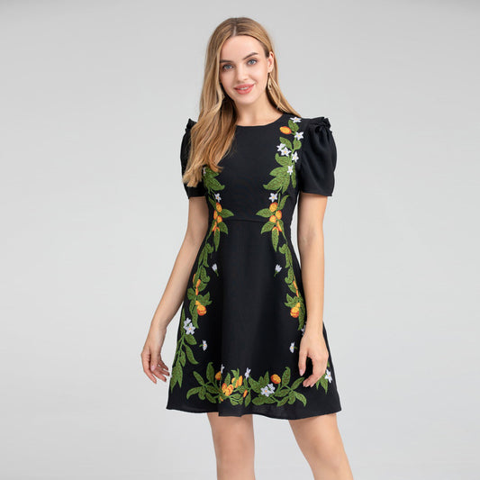 Exquisites, taillenenges Kleid mit Blumenstickereien und Puffärmeln