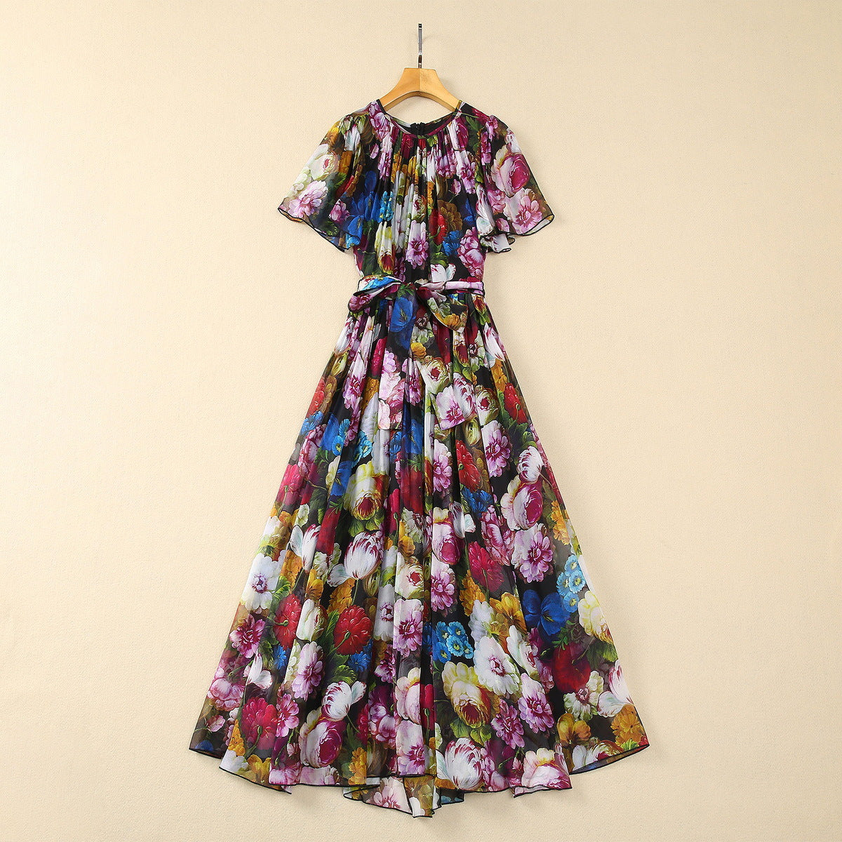 Kleid aus plissiertem Seidenchiffon mit Chrysanthemen-Print, Gürtel und breitem Saum vorne