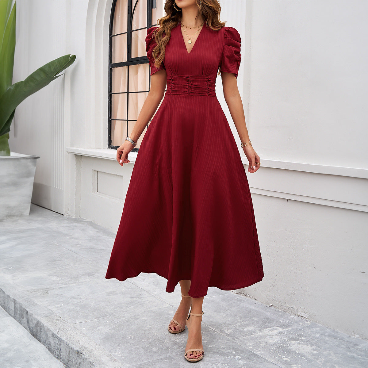 Elegantes, einfarbiges, taillenenges Kleid für Frühling und Sommer