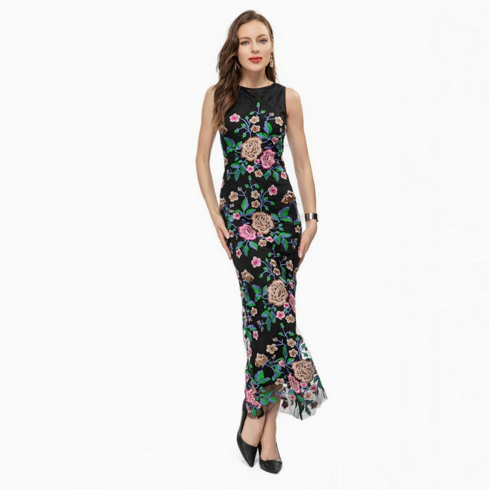 Exquisites Kleid aus Netzstoff mit Blumenstickereien