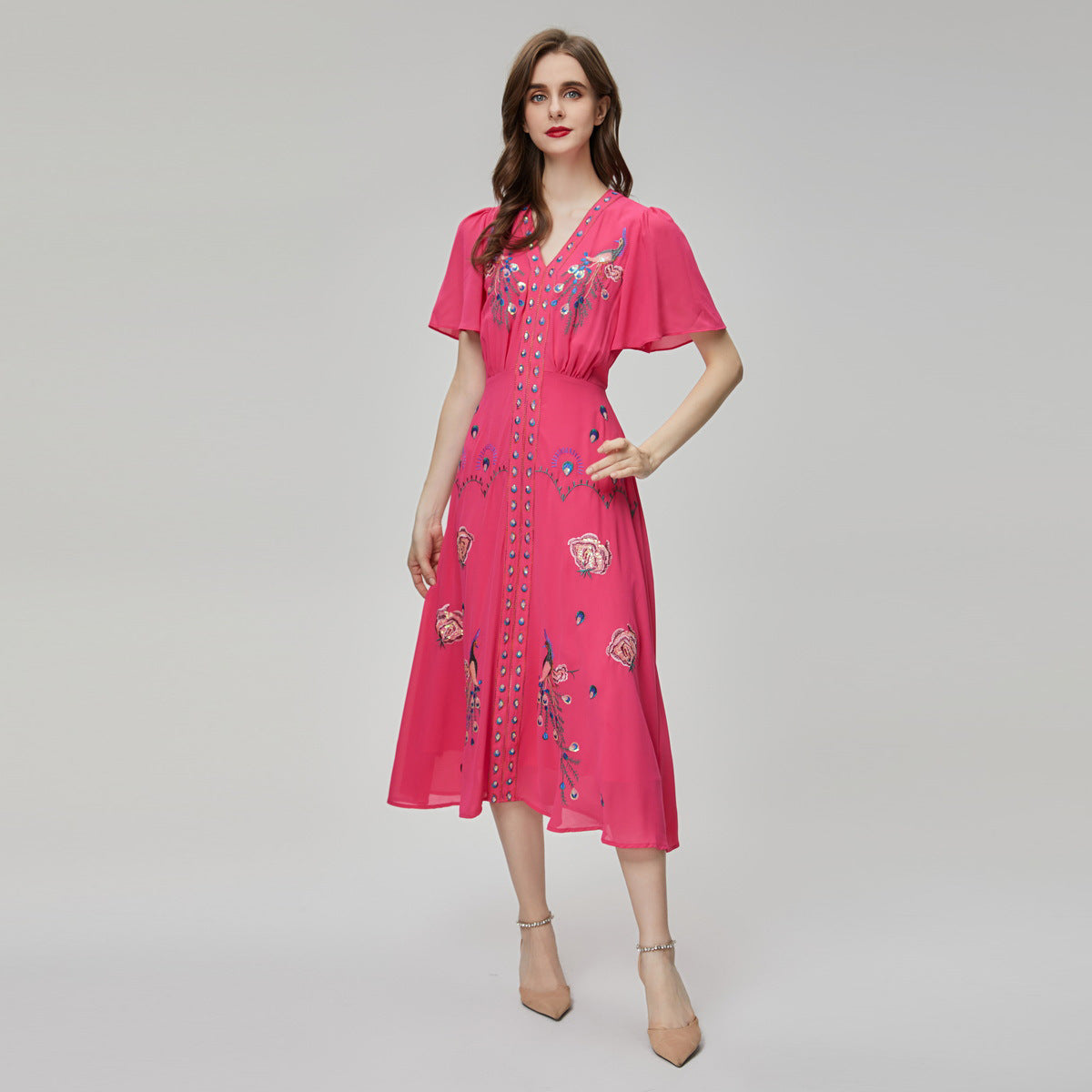 Kleid mit V-Ausschnitt, bestickten Blumen und Pailletten