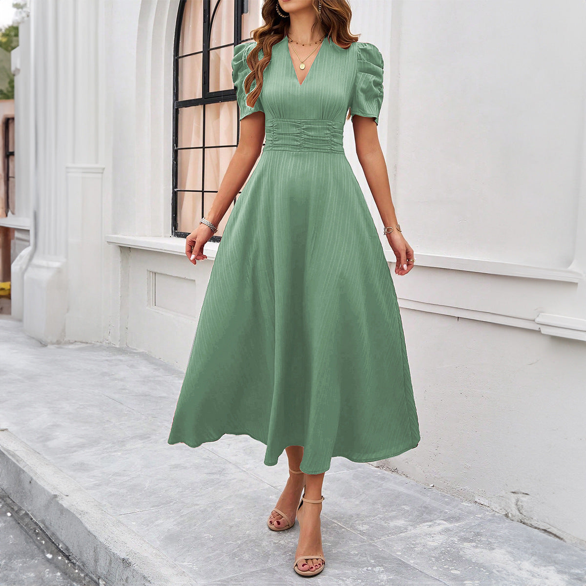 Elegantes, einfarbiges, taillenenges Kleid für Frühling und Sommer