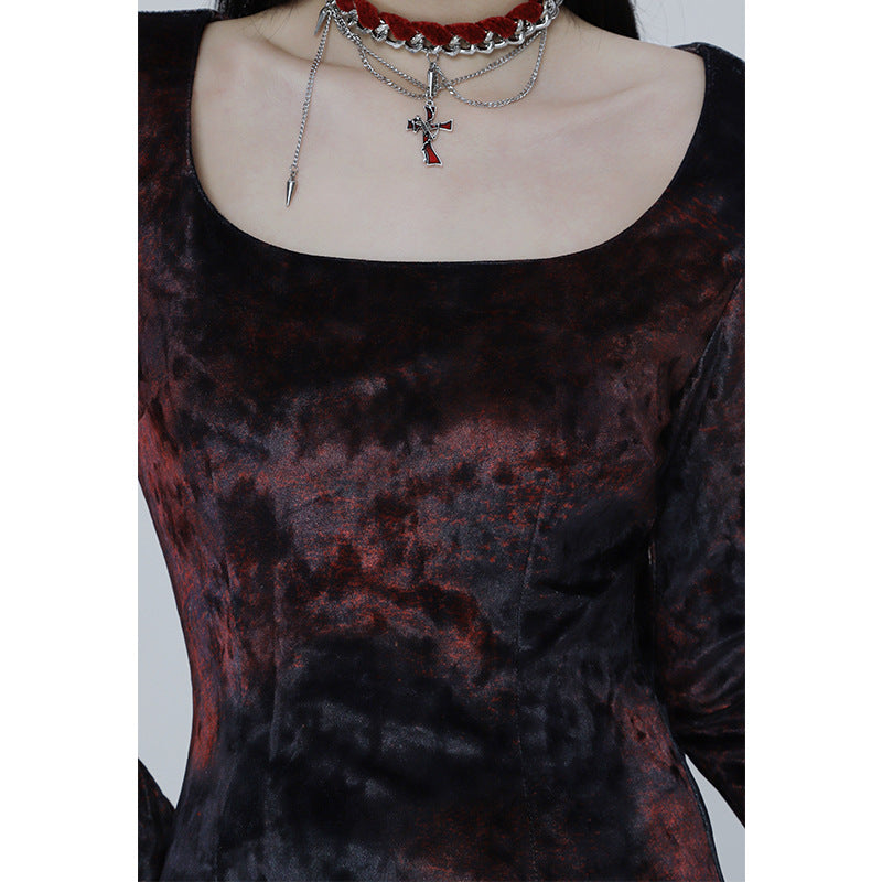 Ghost Girl – Schwarzes, rotes Samtkleid mit Fischschwanz