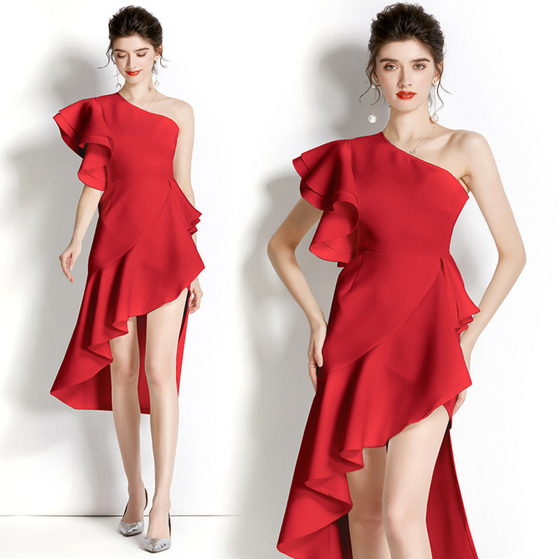 Dreidimensionales, unregelmäßiges, mittellanges Kleid mit gerüschter Schulter