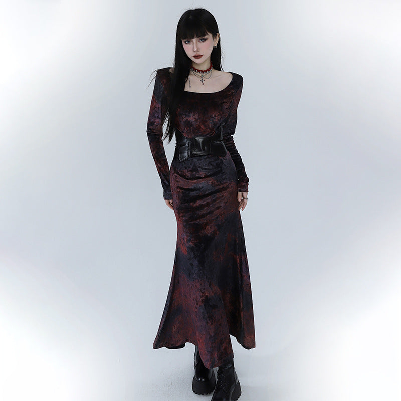 Ghost Girl – Schwarzes, rotes Samtkleid mit Fischschwanz