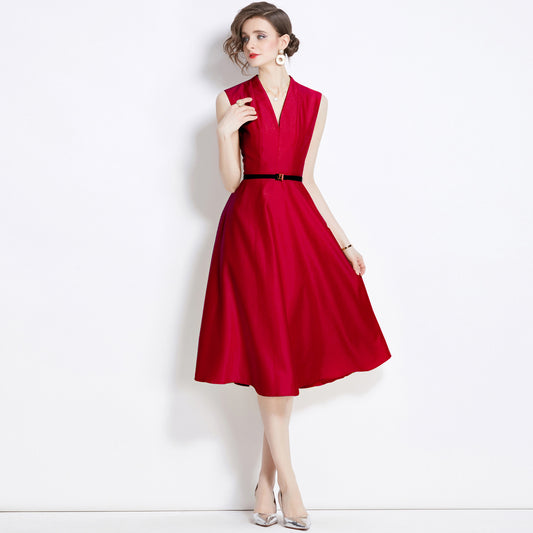 Junge Erwachsene Dame wie Frau Stil rotes ärmelloses Kleid