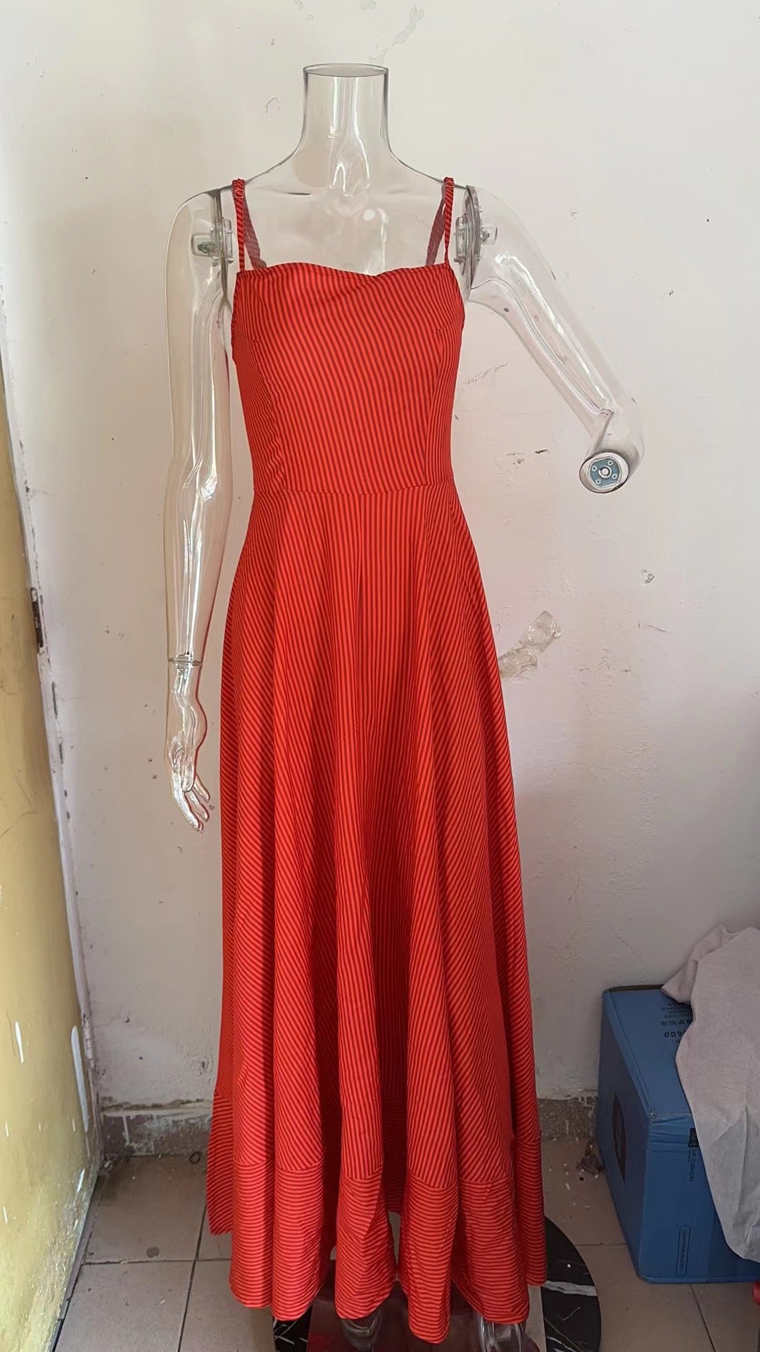 Modisches Sling-Kleid mit Streifenmuster, Taillenkontrolle und Plissee