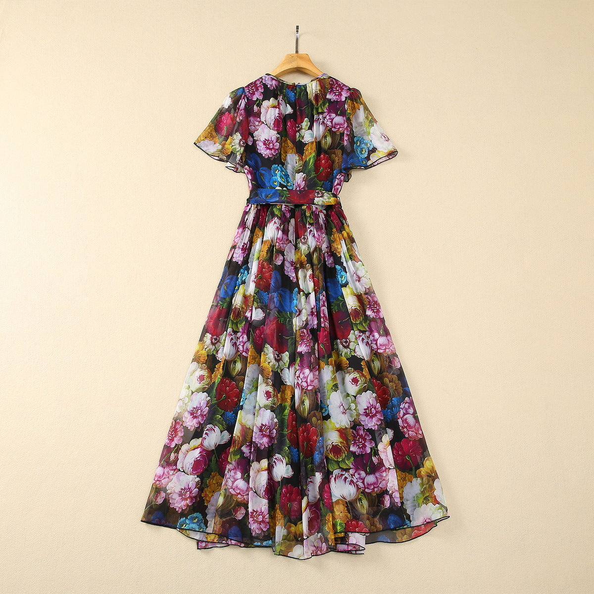 Kleid aus plissiertem Seidenchiffon mit Chrysanthemen-Print, Gürtel und breitem Saum vorne