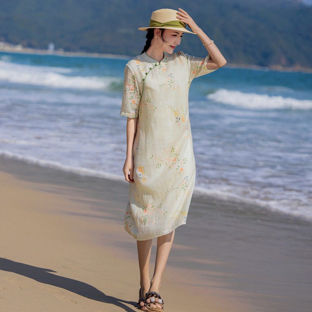 Travel Art Ramie Bedrucktes verbessertes Cheongsam Klassisches Stehkragenkleid mit mittellangen Ärmeln