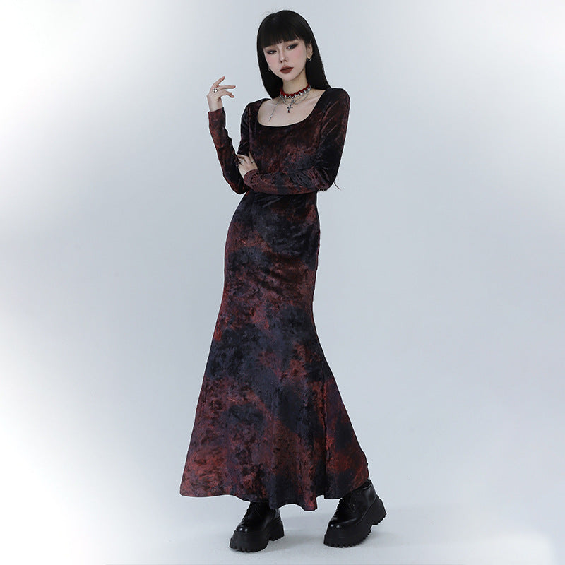 Ghost Girl – Schwarzes, rotes Samtkleid mit Fischschwanz