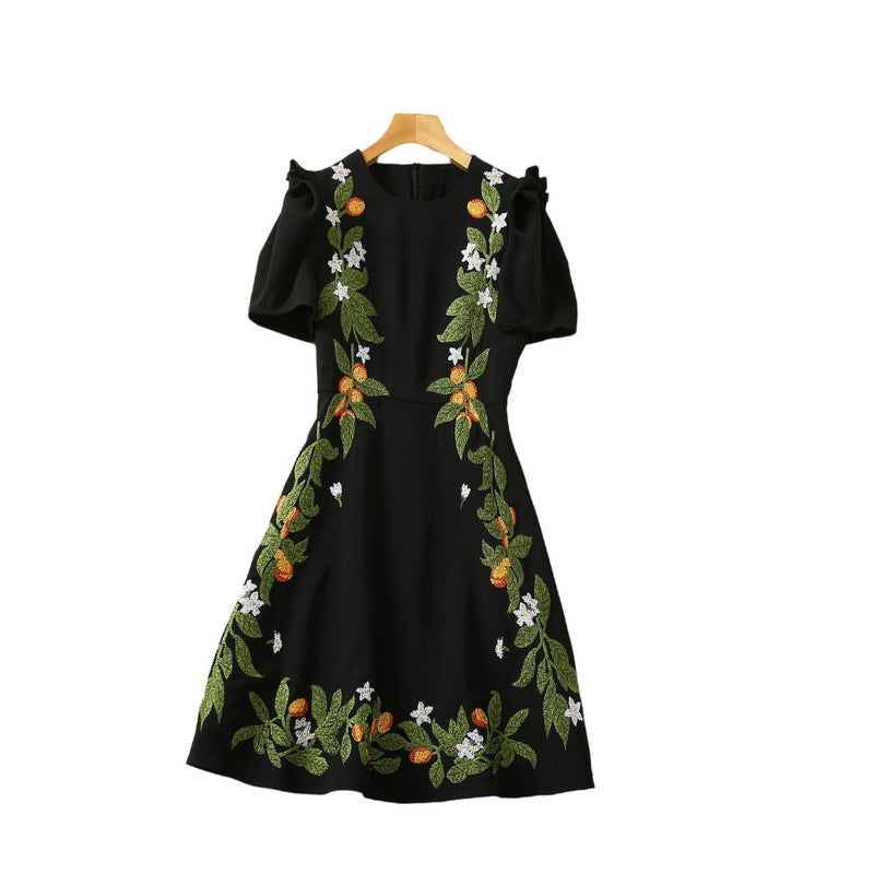 Exquisites, taillenenges Kleid mit Blumenstickereien und Puffärmeln