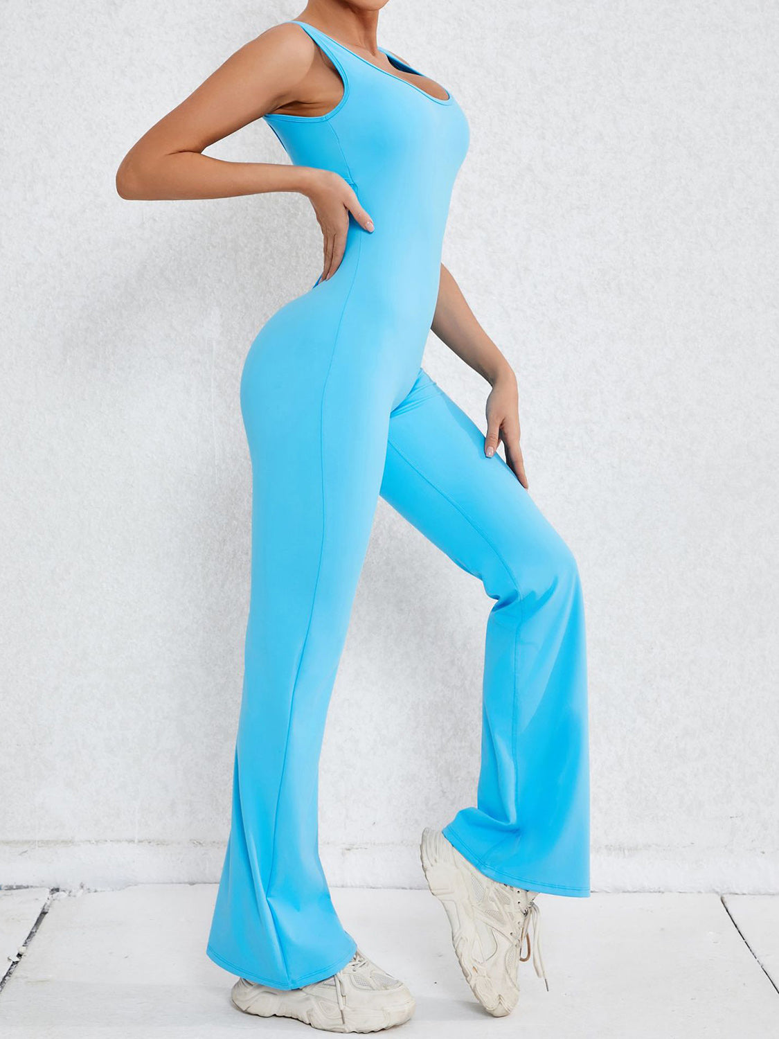 Active-Jumpsuit mit weiten Trägern und U-Ausschnitt und Ausschnitten