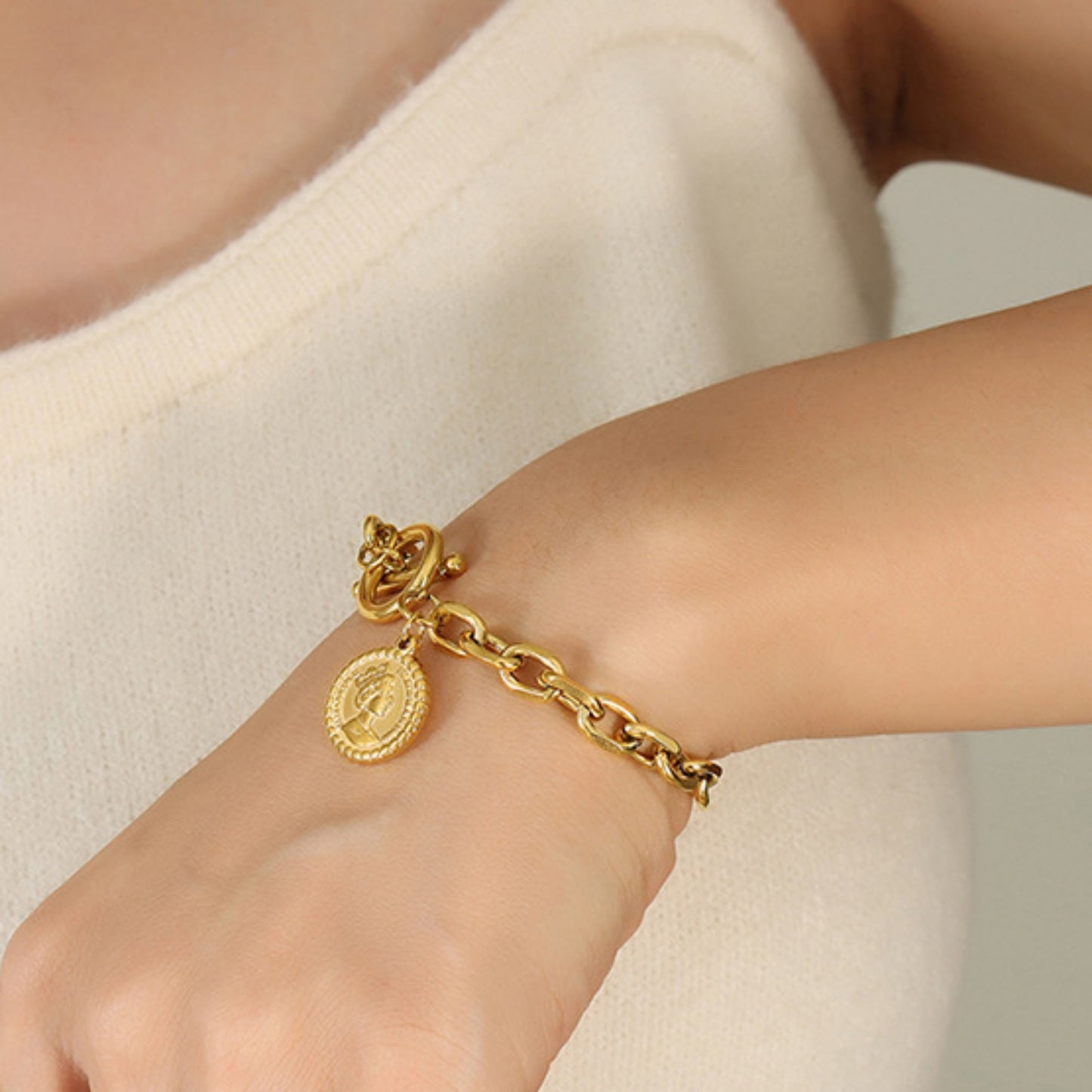 Pulsera de acero y titanio con cadena de monedas