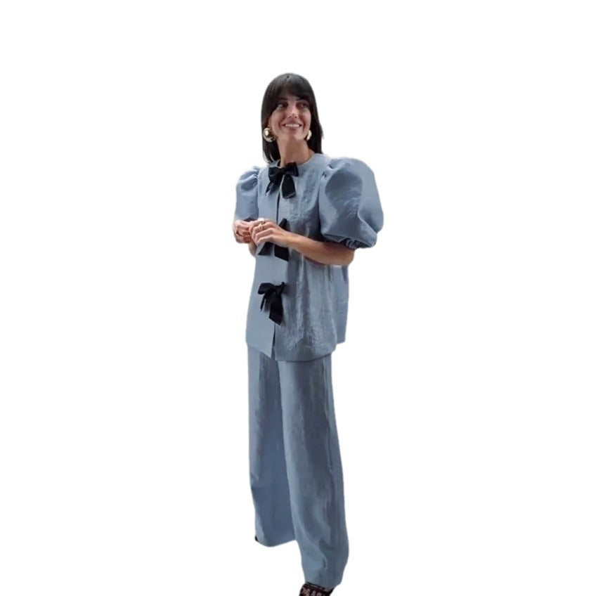 Traje de pantalón con parte superior con lazo y cordones y mangas abullonadas para mujer