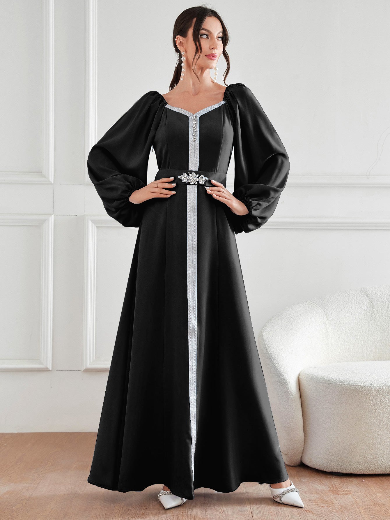 Kleid mit hoher Taille und Strasssteinen