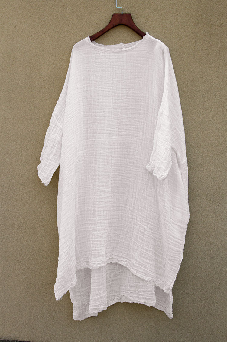 Damen-Robe mit weicher Textur und natürlichen Falten, mittellang, minimalistisch