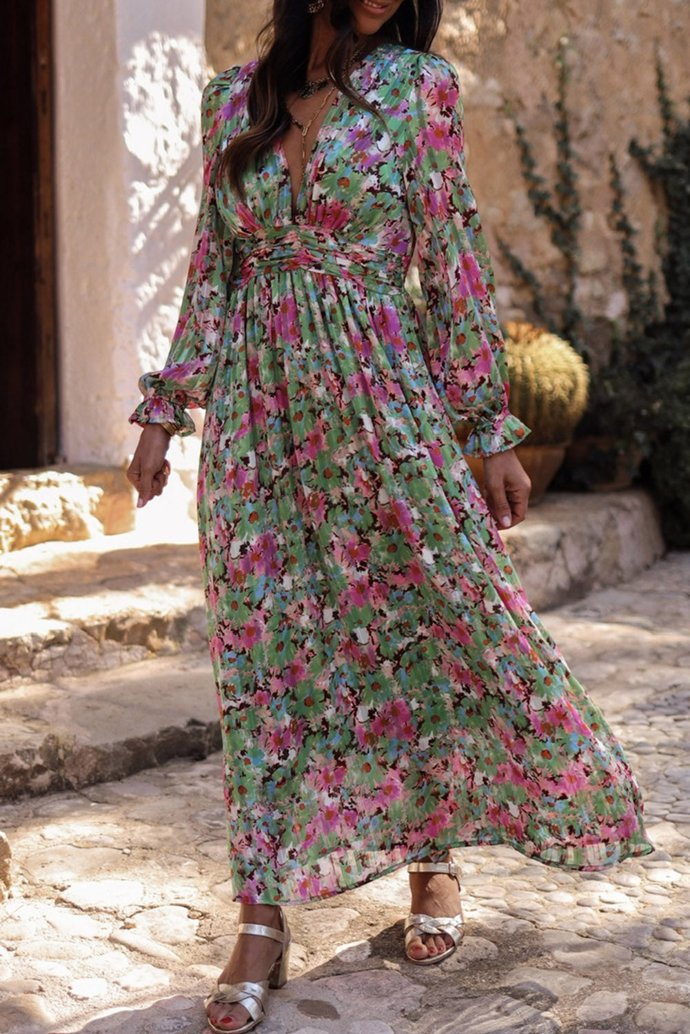 Vestido largo estampado floral con cuello en V profundo y cintura ceñida fruncida verde