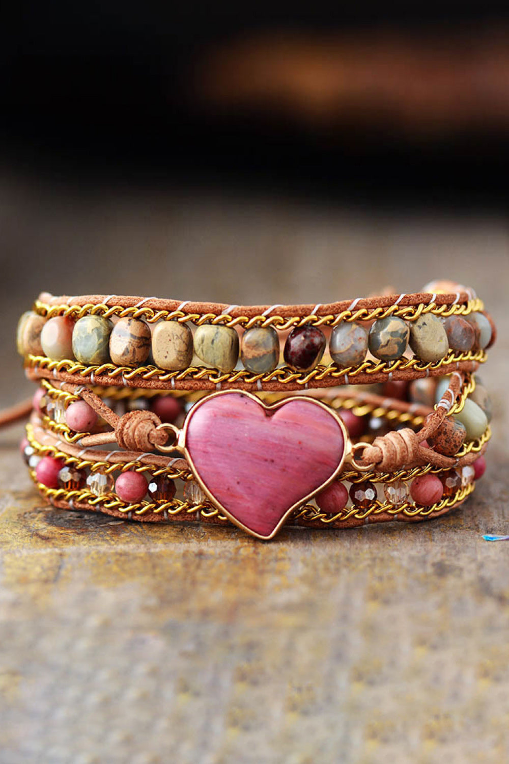 Pulsera hecha a mano con cuentas de triple capa en forma de corazón