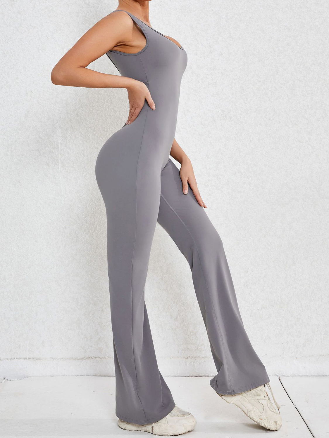 Active-Jumpsuit mit weiten Trägern und U-Ausschnitt und Ausschnitten