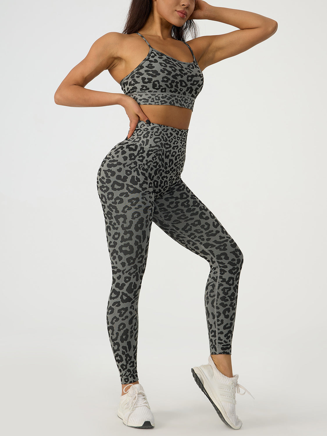 Active-Set mit Leoparden-Crosscross-Top und Leggings