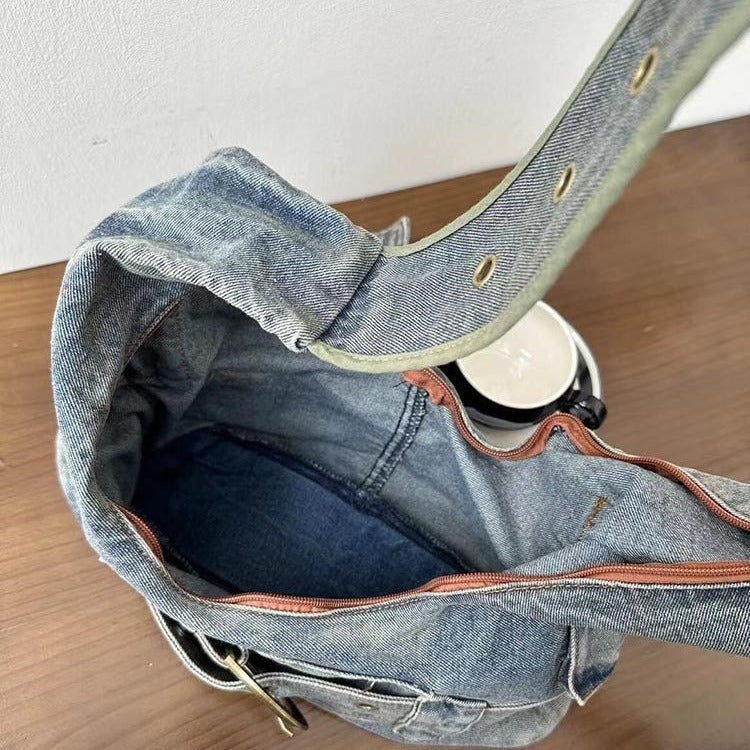 Umhängetasche aus gewaschenem Vintage-Denim mit besonderem Design