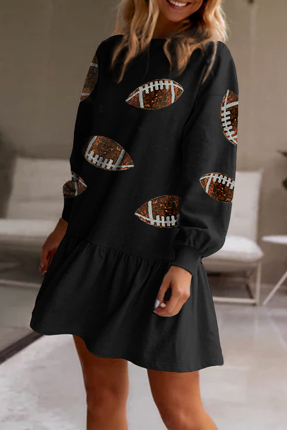 Schwarzes, kurzes Rüschenkleid mit Pailletten und Rugby-Muster am Spieltag