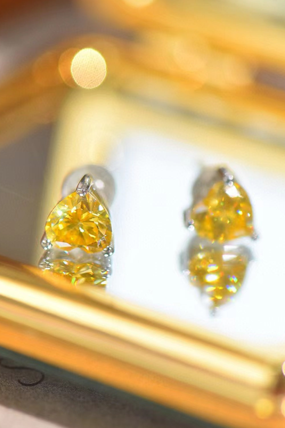 Pendientes chapados en platino con moissanita en forma de corazón amarillo de 2 quilates