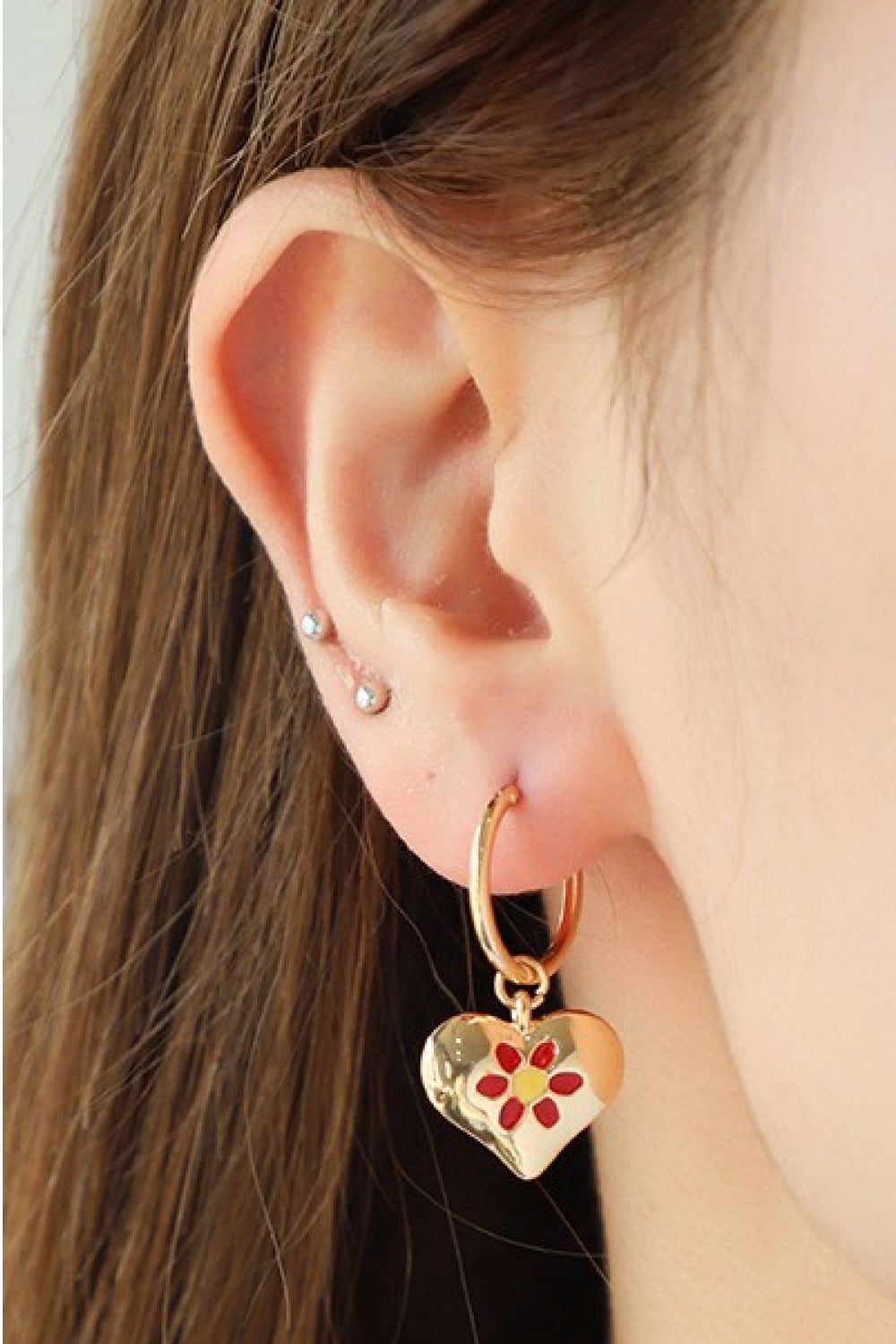 Pendientes colgantes con forma de corazón de cobre en contraste