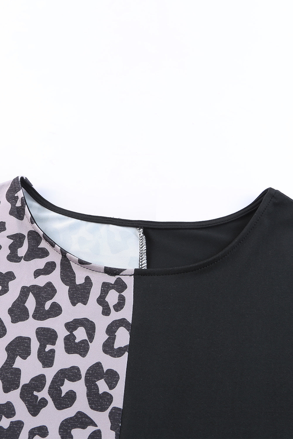 Vestido estilo camiseta de manga corta con estampado de leopardo liso en contraste negro con aberturas