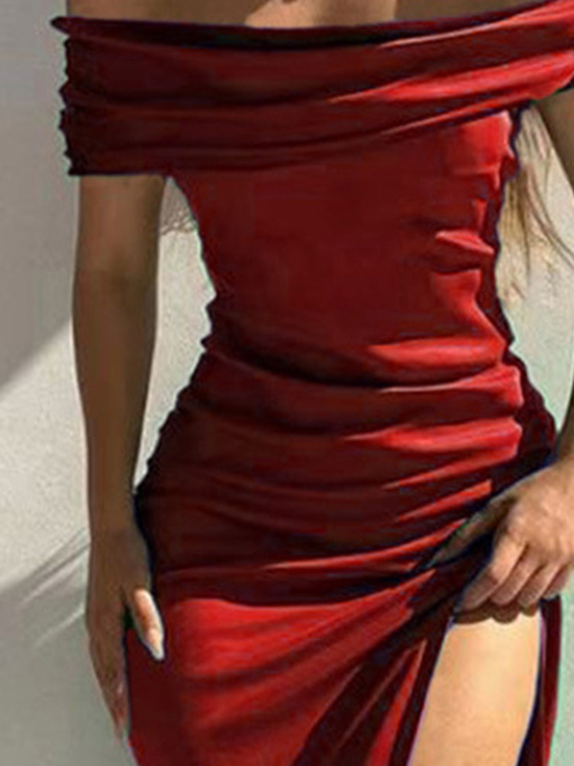 Vestido con hombros descubiertos y fruncido