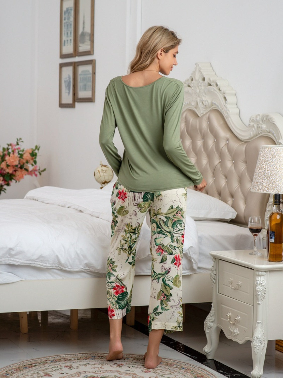 Conjunto lounge de top con cuello redondo y pantalón estampado