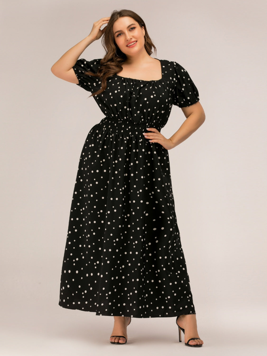 Plus-Size-Kleid mit gepunktetem eckigem Ausschnitt