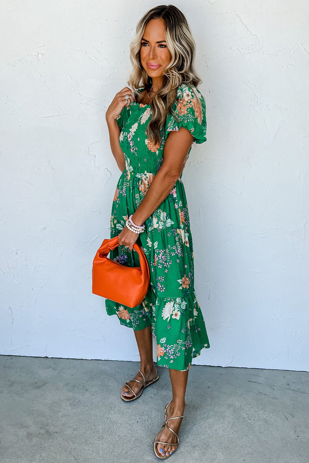 Vestido midi con estampado floral y manga de burbuja fruncido con gradas verde